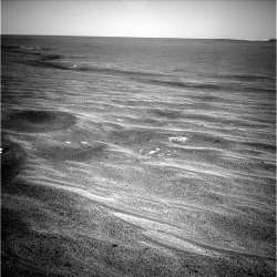Dépressions alignées observées par Opportunity le 6/04/04 (sol 71) dans les vastes plaines de Meridiani Planum