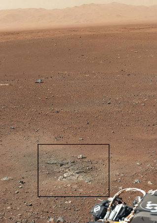 Vue prise en direction du Nord, localisant un affleurement (rectangle noir) situé à quelques mètres (≈ 5 m) de Curiosity