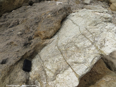 Contact entre un micaschiste hercynien à grenat (à droite) et le grès dunaire würmien (à gauche) à la Pointe du Tuf sur l'île de Port-Cros, îles d'Hyères, Var