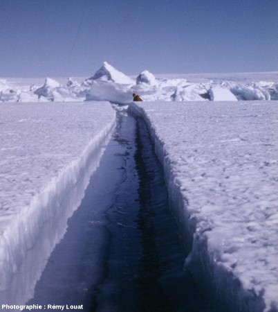 Fracture sur la banquise, au printemps, en Terre Adélie (Antarctique)