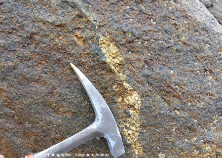 Figure d'injection de granodiorite dans le gneiss, dans un bloc éboulé