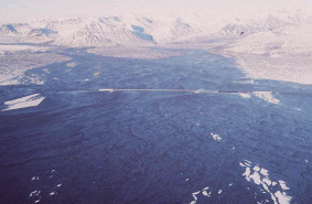 Une débâcle (encore appelée jökulhlaup en islandais) sortant du glacier Vatnajökull à la suite de l'éruption sous-glaciaire du Grímsvötn en 1996