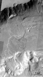 Photographie de deux glissements ayant eu lieu de part et d'autre de Valles Marineris