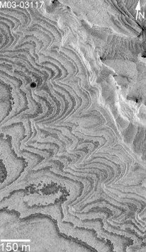 Strates observées dans le cratère de Becquerel à l'est d'Arabia Terra