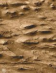Terrains stratifiés observés par la caméra MOC à l'est du Candor Chasma (Valles Marineris)