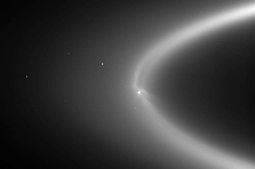 L'anneau E de Saturne au sein duquel gravite Encelade et ses panaches