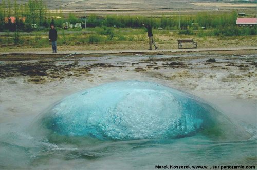 Le Strokkur (Islande), une bulle d'eau pleine de vapeur