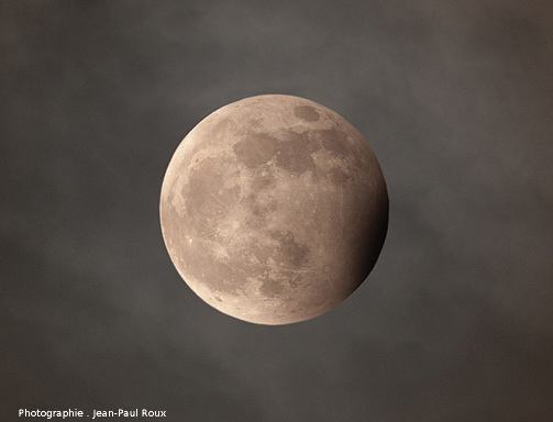 La Lune rentrant à peine dans l'ombre de la Terre (en bas à droite)