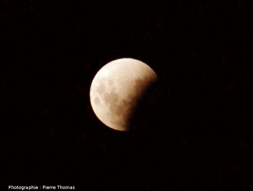 La Lune éclipsée au tiers et photographiée avec un simple téléobjectif de 200 mm
