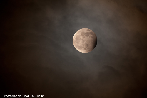 Une éclipse de Lune en phase partielle