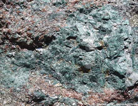 Exemple de veine métamorphique en faciès éclogite (zone de Sesia, Alpes occidentales Italiennes) montrant un remplissage par des grands cristaux d'omphacite (pyroxène)