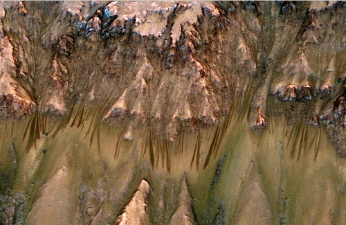 Gros plan sur ce flanc Nord du cratère Newton (41,6 ° lat. Sud, 202,3 long.), Mars