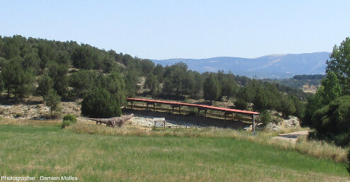 Vue d’ensemble de l’affleurement de La Pedraja (Mambrillas de Lara) avec au premier plan une statue de sauropode "en grandeur nature"