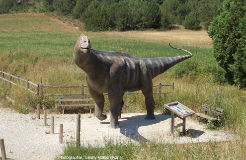 Statue de sauropode de taille comparable avec les sauropodes qui ont laissé leurs empreintes sur l’affleurement de La Pedraja (Mambrillas de Lara, Province de Burgos)