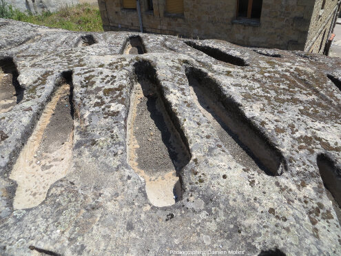 Nécropole médiévale creusée dans des grès du Crétacé inférieur de Regumiel de la Sierra, Province de Burgos