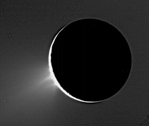 Jets de matière au-dessus du pôle Sud d'Encelade