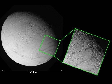 Vue rapprochée d'Encelade : zone proche du pôle Sud