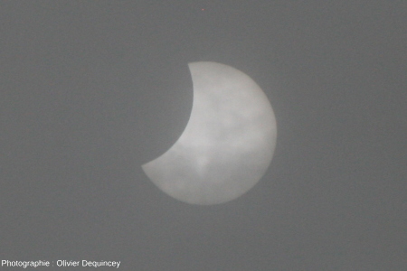 L'éclipse de Soleil du 20 mars 2015, vue de Lyon, à travers les nuages, en fin d'éclipse