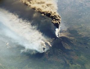 Mercredi 30 octobre 2002, panache volcanique de l'Etna