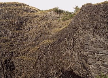 Structure prismée de l'ancien lac de lave du volcan d'Orbeil
