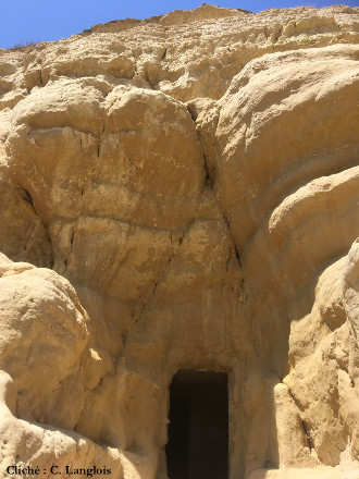 Exemple de niche creusée dans la falaise de Matala dans une couche de grès calcaire tendre et encore fragilisée par la convergence de deux failles conjuguées
