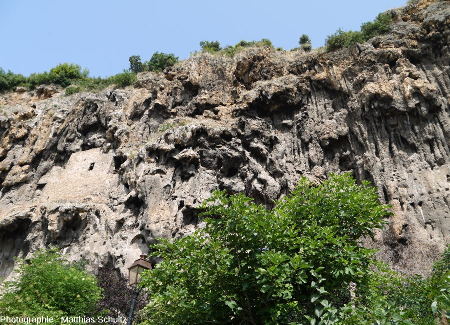 Vue plus rapprochée du "rocher" de Cotignac (Haut-Var)