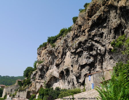 Vue plus rapprochée du village et du "rocher" de Cotignac (Haut-Var)