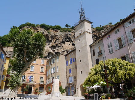 Vue du "rocher" surplombant le village de Cotignac (Haut-Var)