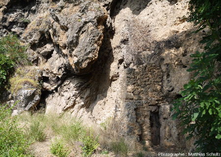 Habitat semi-troglodytique dans le "rocher" de Cotignac