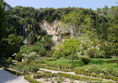 La cascade de tuf et le château-grotte de Villecroze dans son parc