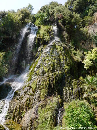 Vue rapprochée de la cascade de tuf de Villecroze (Haut-Var)