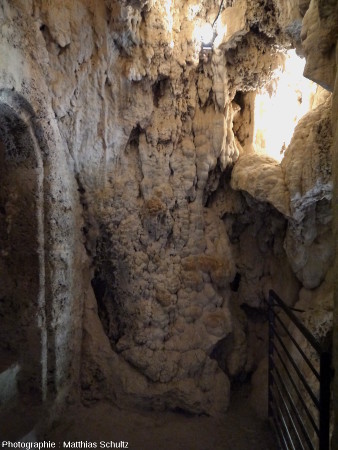 Détail des concrétions à l'intérieur du château-grotte de Villecroze