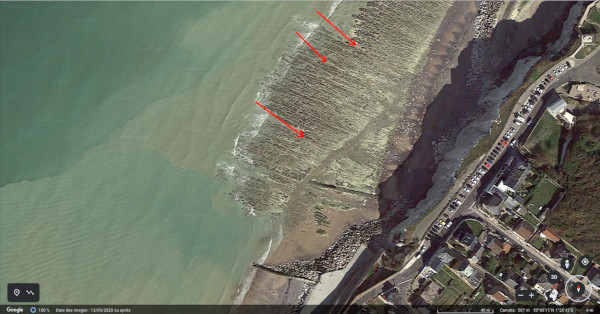 Vue satellitaire du littoral à l'aplomb de la ville d'Ault