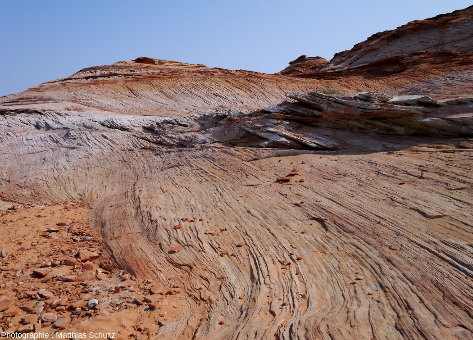 Détail des stratifications éoliennes entrecroisées des grès Navajo, strates soulignées par l'érosion