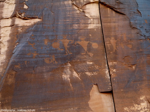Patine du désert à la surface des grès couverte de pétroglyphes amérindiens