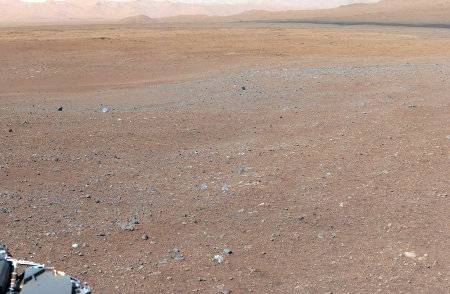 Vue prise depuis le site d'atterrissage de Curiosity, en direction de l'Est, vers le site Glenelg