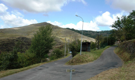 Cette colline dénudée (Puy de Wolf, Nord-Est de Firmi, près de Decazeville, Aveyron) contraste avec les collines boisées environnantes