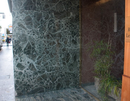 Serpentinite utilisée en pierre de parement pour une façade d'hôtel (Pau)