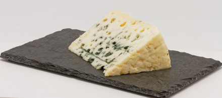 Morceau de fromage de Roquefort