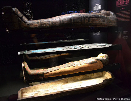 Sarcophage de momie égyptienne, dans l'exposition Éternités, visions de l'au-delà