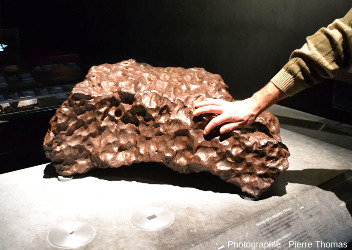 Une grosse sidérite (météorite de fer) que l'on peut toucher en venant à Lyon, au Mudées des Confluences