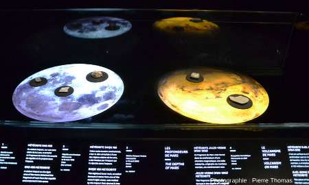 La vitrine où sont exposés des fragments de météorites lunaires et martiennes