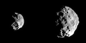 Deux Photographies de Phoebé (d = 220 km), prises le 12 juin 2004 au cours de son approche du satellite
