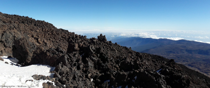 Les flancs du stratovolcan du Teide dominant de ses 3 715 m d'altitude l'ile de Tenerife (Canaries, Espagne) et l'Atlantique en fond