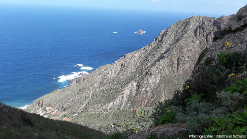 La côte basaltique austère du Nord-Est de l'ile de Tenerife (Canaries, Espagne), au pied des monts Anaga, vers Benijo, en dehors du parc du Teide