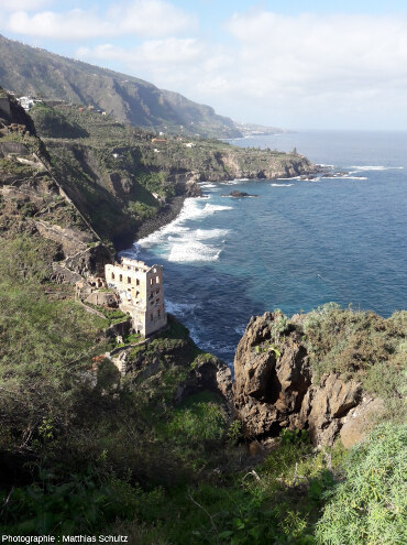 Coulées basaltiques pliocènes superposées formant la côte Nord de l'ile de Tenerife (Canaries, Espagne), vallée de La Orotava, hors du parc du Teide