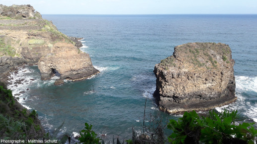 Coulées basaltiques pliocènes superposées formant la côte Nord de l'ile de Tenerife (Canaries, Espagne), vallée de La Orotava, hors du parc du Teide