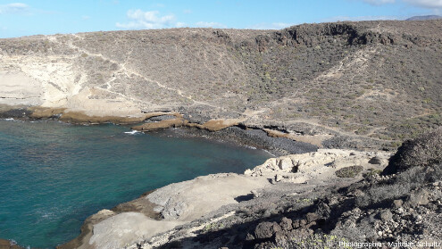 Intercalation de coulées basaltiques sombres et de dépôts de cendres trachytiques indurées plus claires, côte Sud-Ouest de l'ile de Tenerife (Canaries, Espagne), à proximité de Costa Adeje, hors du parc du Teide
