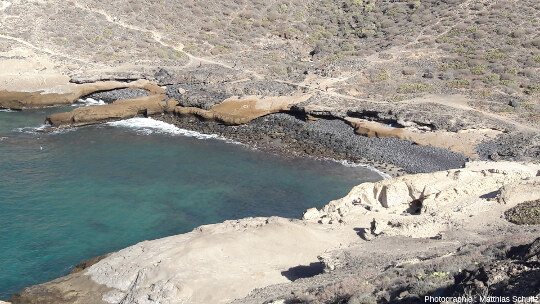 Vue plus rapprochée sur l'intercalation de coulées basaltiques sombres et de dépôts de cendres trachytiques indurées plus claires, côte Sud-Ouest de l'ile de Tenerife (Canaries, Espagne), à proximité de Costa Adeje, hors du parc du Teide