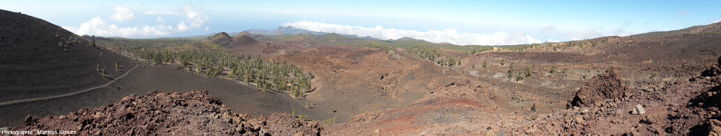 Panorama du même secteur montrant champ de lapillis basaltiques, de coulées scoriacées de type aa (au pied du photographe et à droite de l'image) et de cônes de scories (à gauche et au second plan), datant du Pléistocène, flanc Sud-Ouest de l'ile de Tenerife (Canaries, Espagne), secteur de Samara, Parc national du Teide